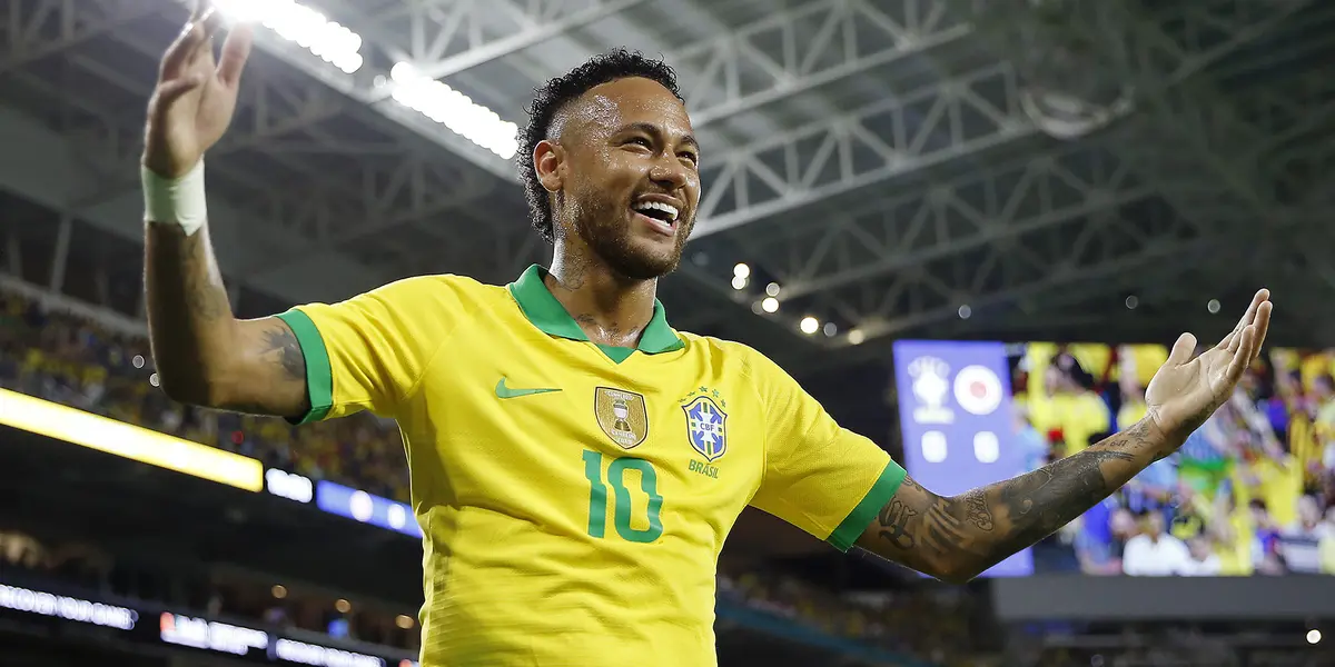 Jogador posou ao lado de casa e helicópteros luxuosos recentemente