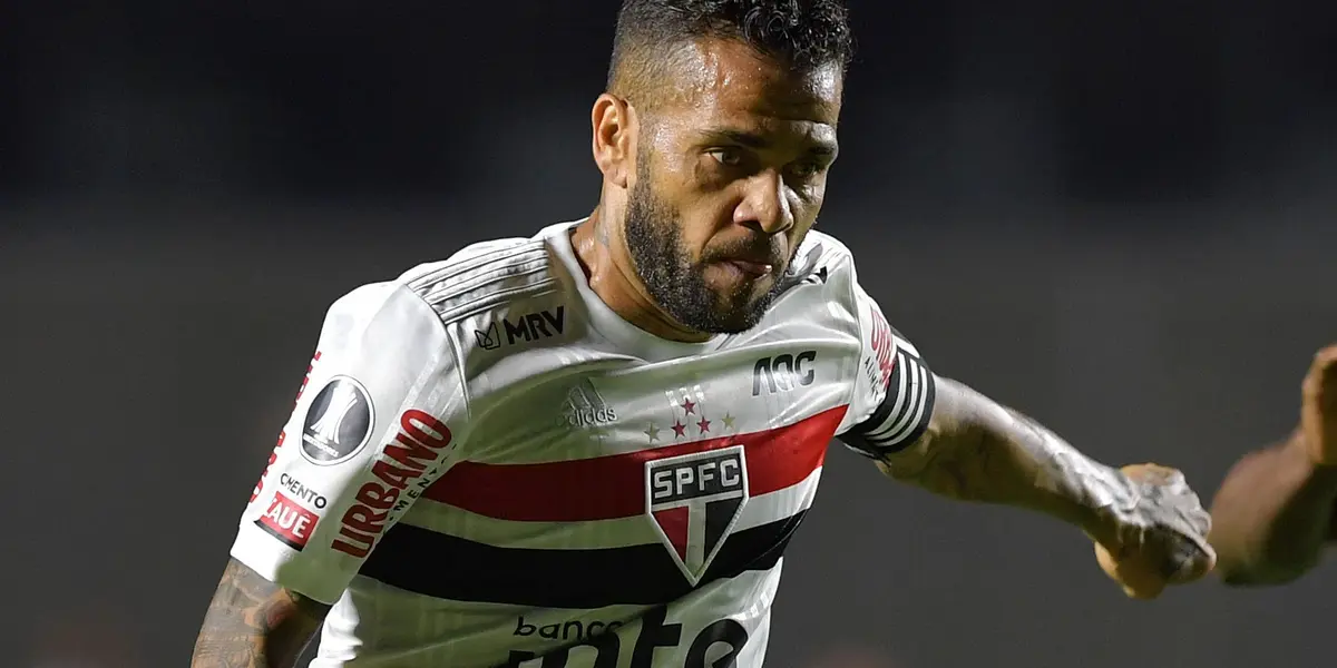 Jogador recebeu visita da esposa na prisão, que manifestou apoio a ele