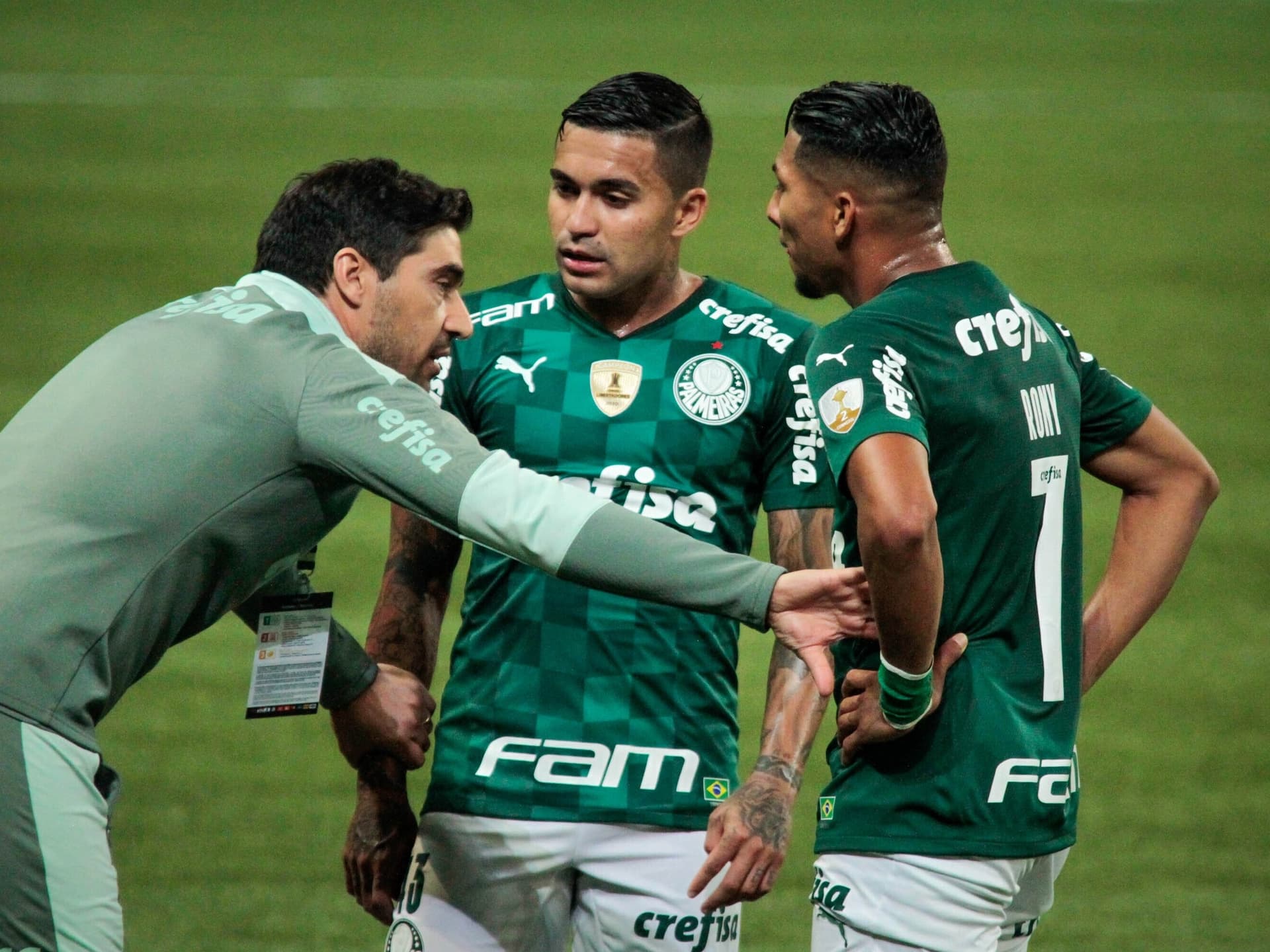 Jogador saiu de campo muito irritado no empate contra o Atlético-MG nas semifinais da Libertadores