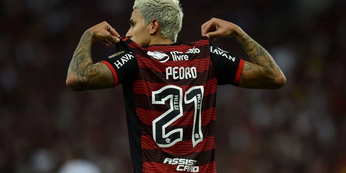 Jogador saiu no segundo tempo sentindo o tornozelo direito