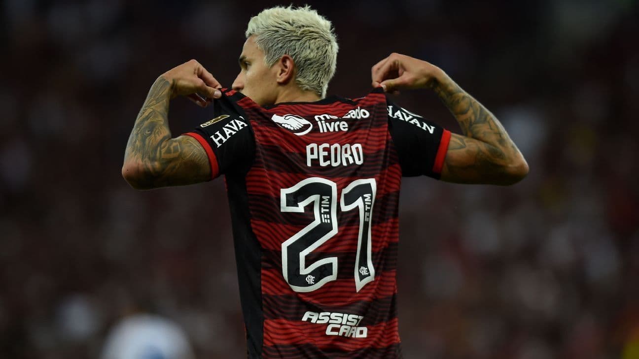 Jogador saiu no segundo tempo sentindo o tornozelo direito