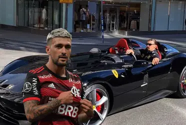 Jogador sueco ainda se recupera de lesão para voltar ao Milan, enquanto uruguaio vai para a sua segunda Copa do Mundo