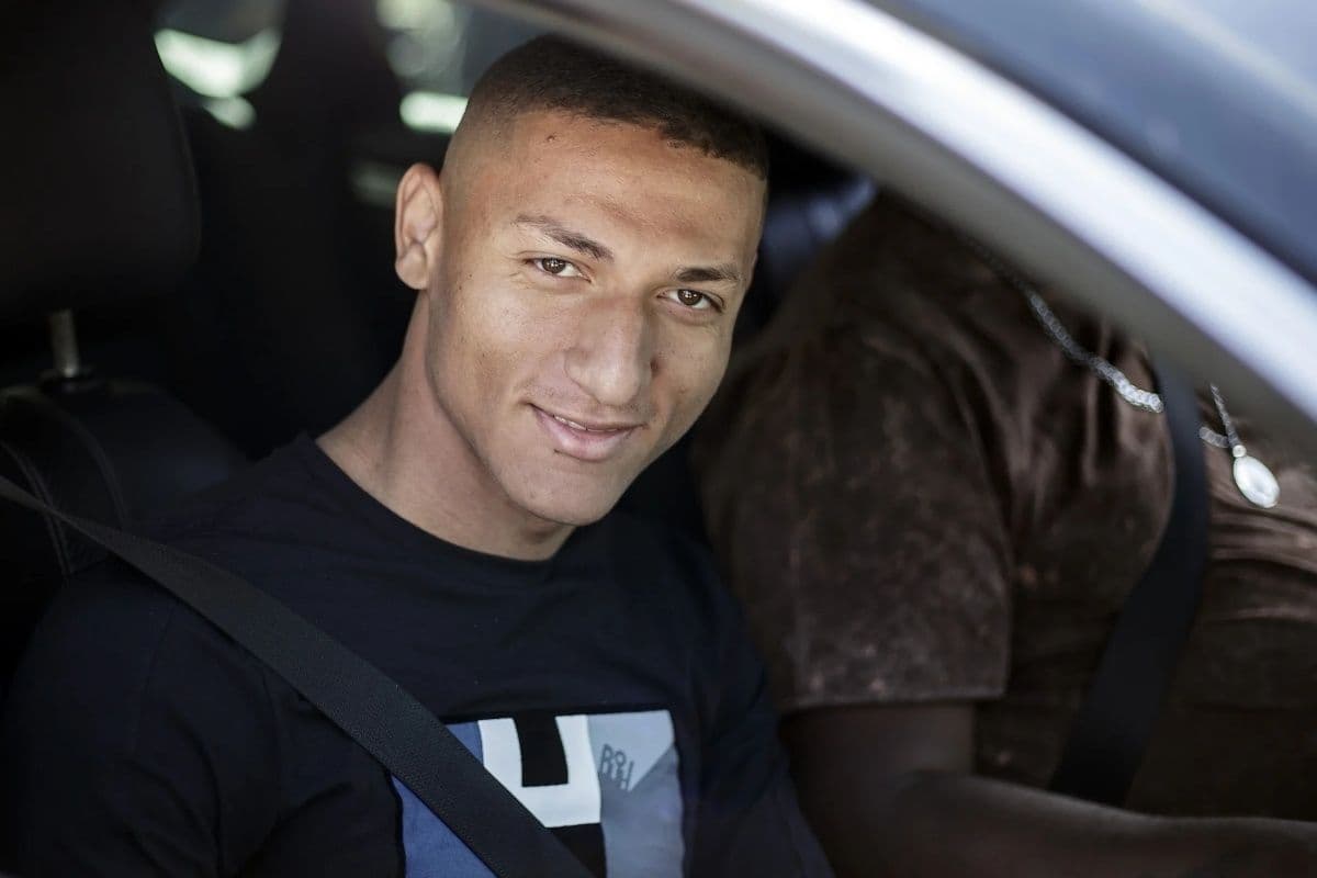 Jogador tem carro que chama atenção por onde passa e de luxo