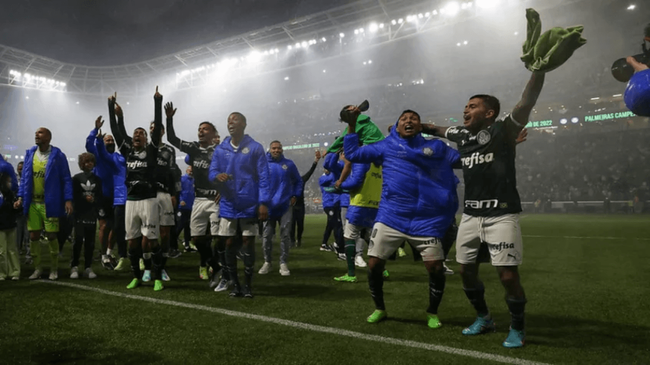 Jogador teve passagem com a camisa alvinegra e faz falta no clube até hoje