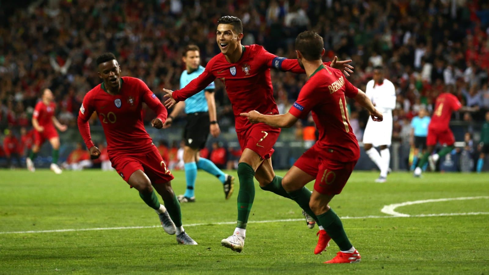 Jogador vive um momento mágico em sua carreira após marcar dois gols por Portugal