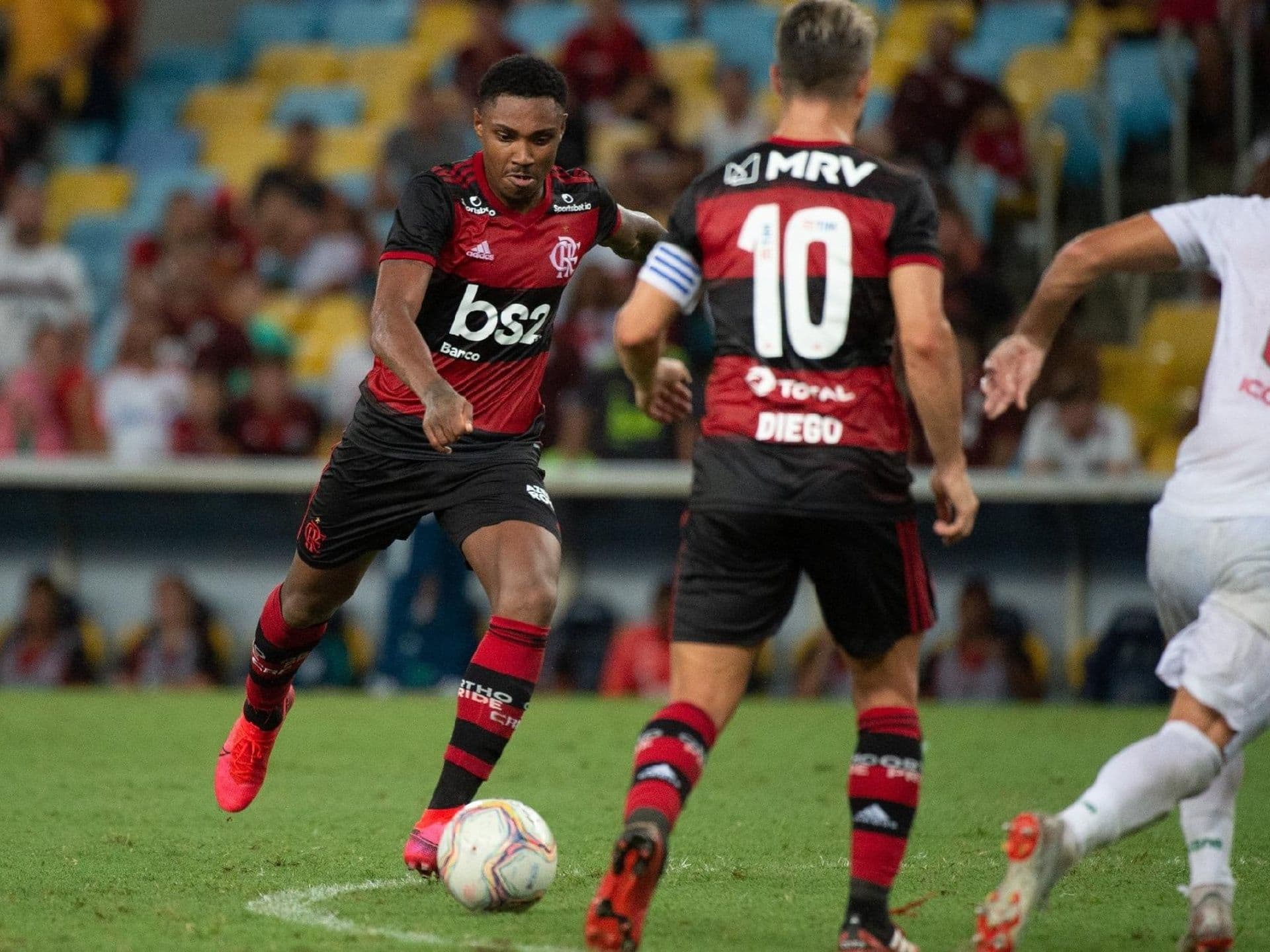 JogadorEl jugador pasó de cuestionado a exaltado por la afición del Flamengofoi de contestado para exaltado pela torcida do Flamengo
