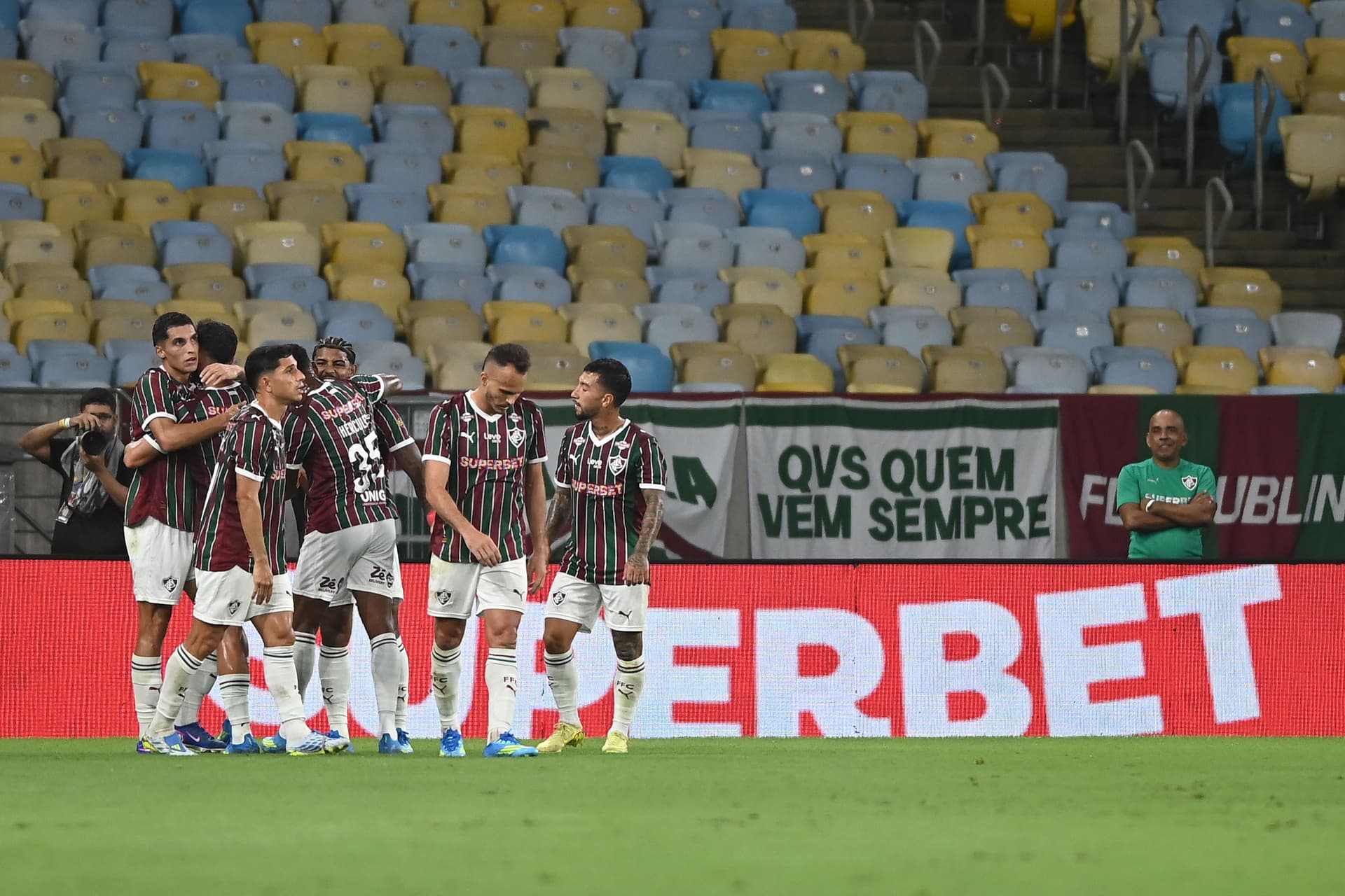 Jogadores do Fluminense comemoram gol durante partida contra o Corinthians no estádio Maracanã pelo campeonato Brasileiro A 2026. Foto: Jayson Braga/AGIF