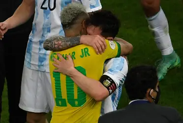 Jogadores foram companheiros no Barcelona e, recentemente, foram flagrados nos corredores do Maracanã desfrutando de um momento de descontração