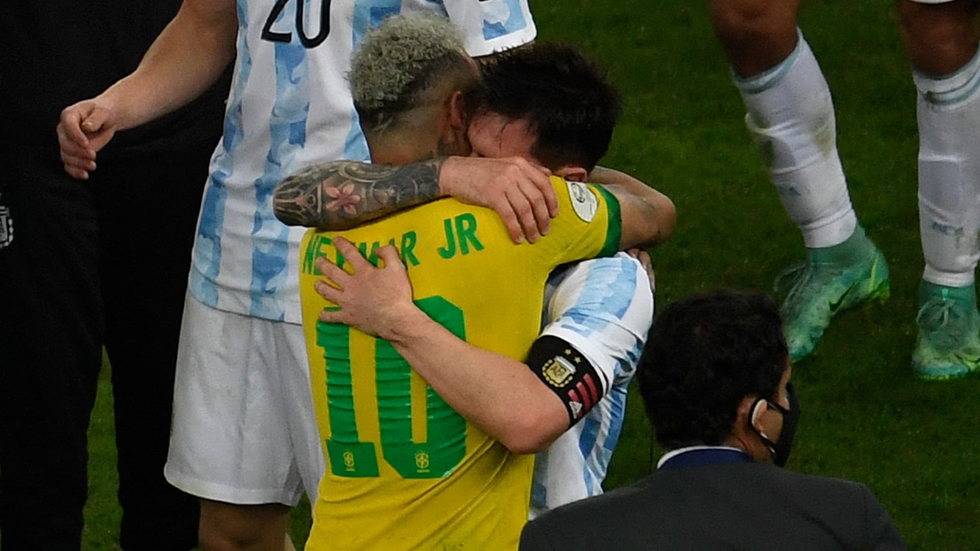 Jogadores foram companheiros no Barcelona e, recentemente, foram flagrados nos corredores do Maracanã desfrutando de um momento de descontração