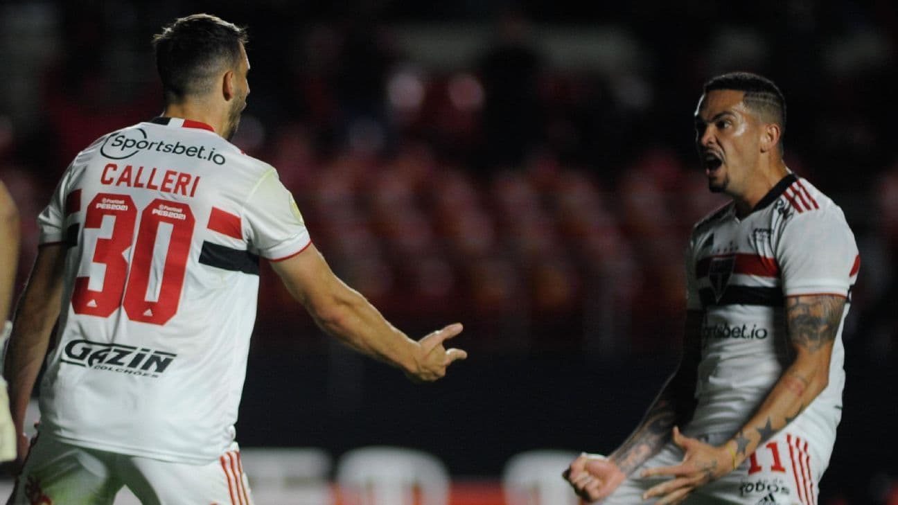 Jogadores se estranaharam durante empate do Tricolor no Sansão