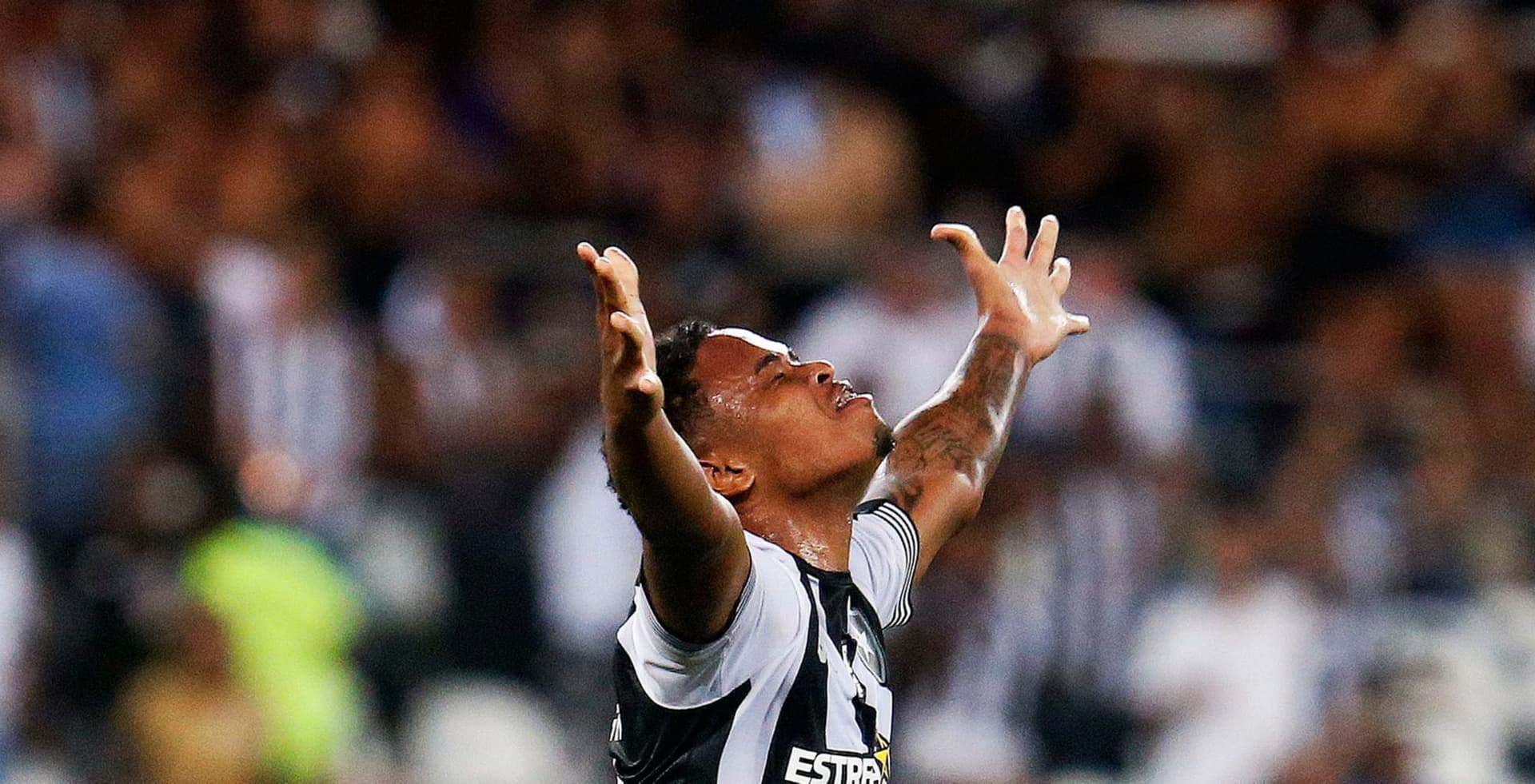 Jogo ficou marcado pelos 180 jogos de Joel Carli