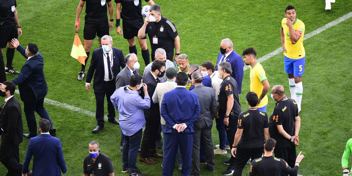 Jogo foi paralisado por voltas dos 5 minutos do primeiro tempo e após uma hora foi suspenso por determinação do árbitro