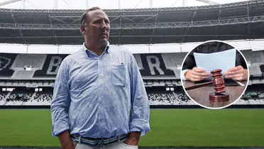 John Textor posa para foto no estádio Nilton Santos, casa do Botafogo