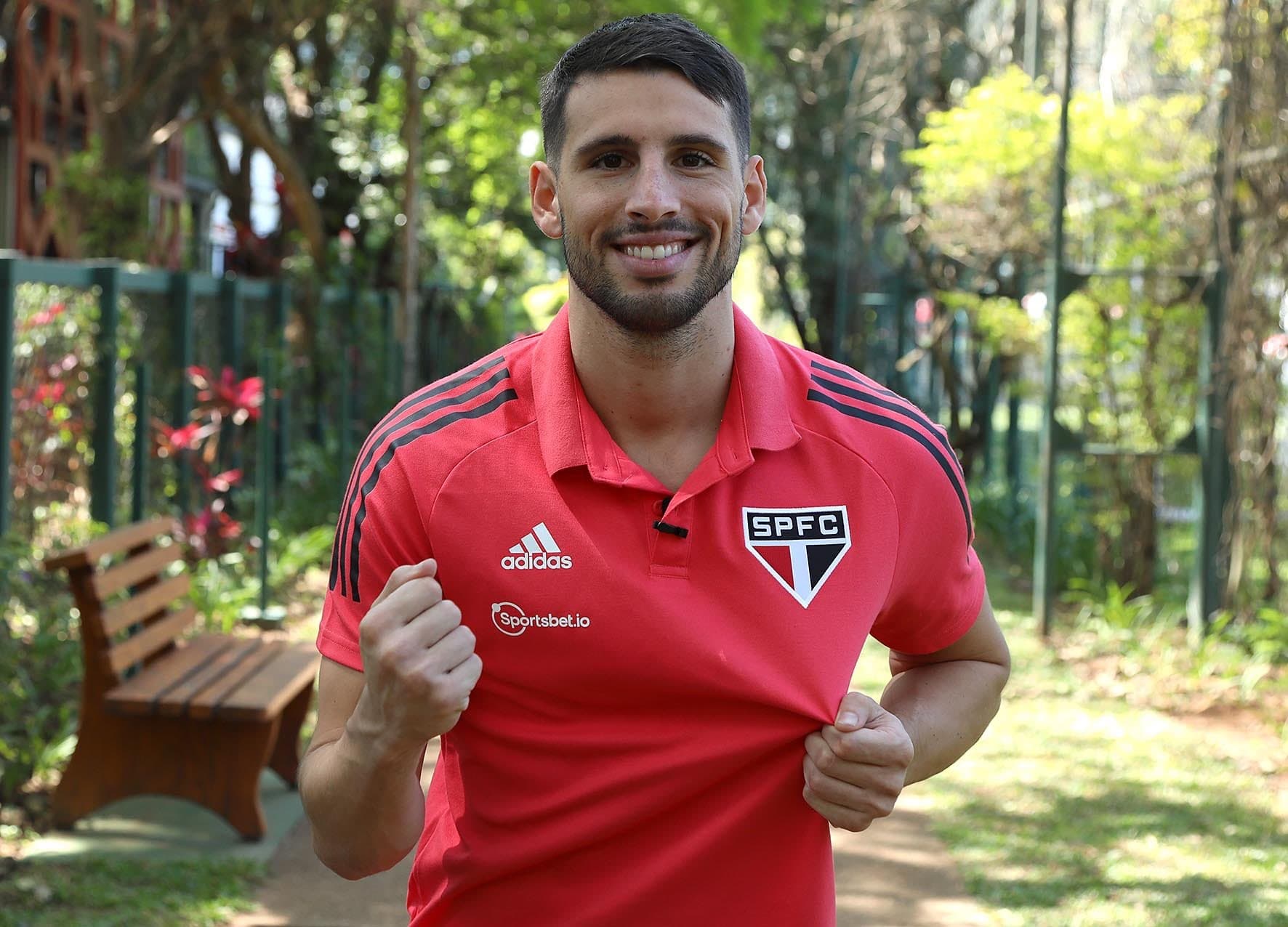 Jonathan Calleri desembarcou no Brasil em seu retorno ao São Paulo e torcedores foram recepcioná-lo