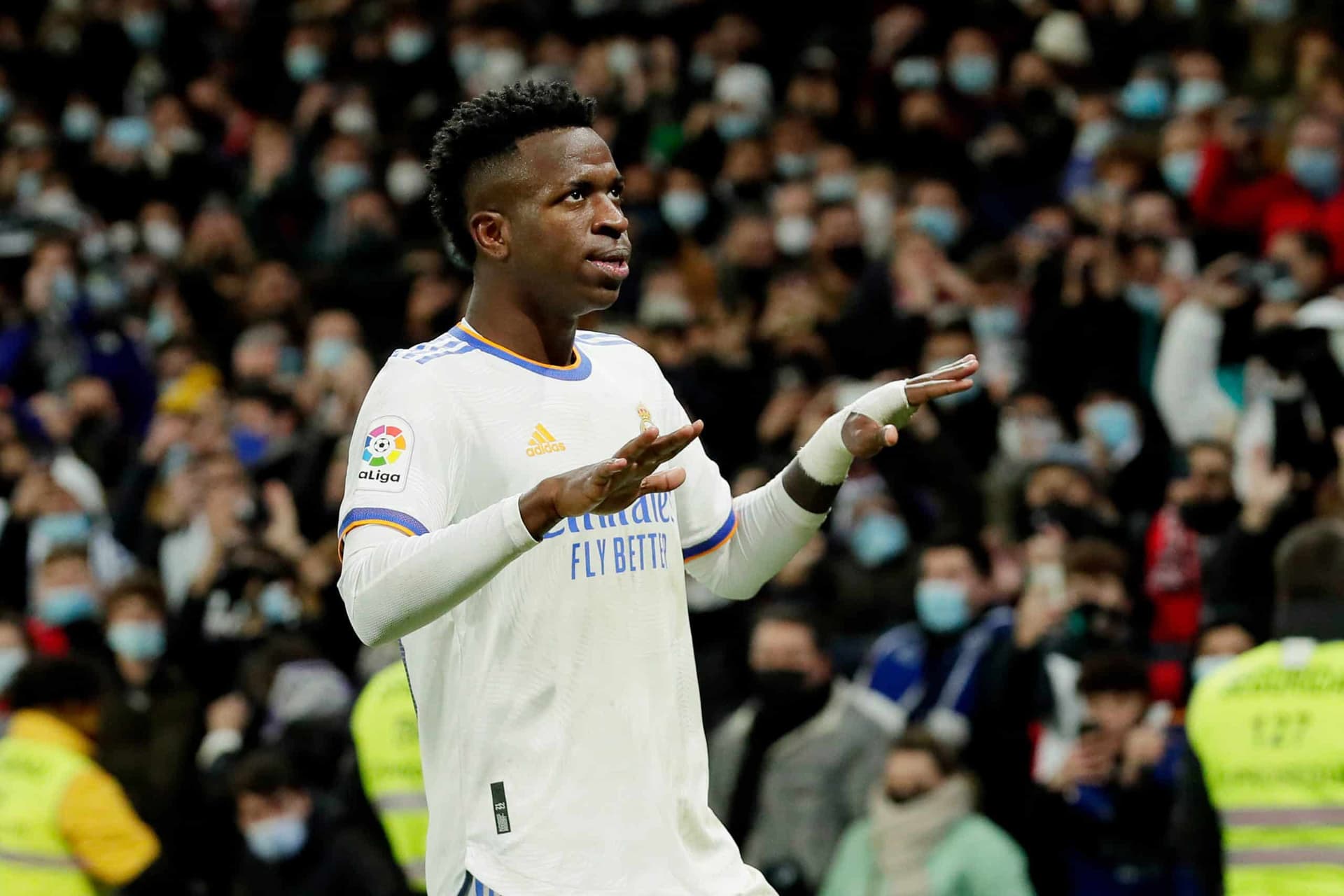 José Luis Morales não conseguiu conter as lágrimas após a vitória do Real Madrid por 6 a 0 sobre seu time e o atacante brasileiro se aproximou dele para abraçá-lo.