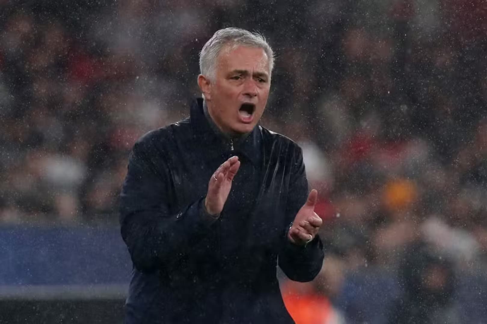 José Mourinho incentiva o time do Benfica na vitória sobre o Real Madrid na Champions League — Foto: REUTERS/Pedro Rocha
