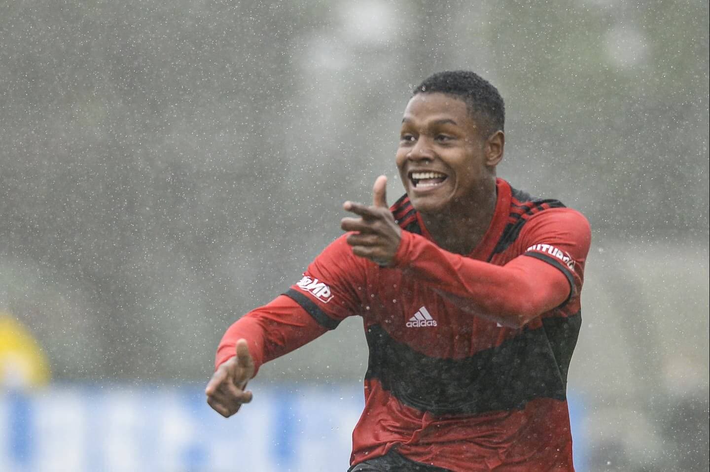 Jovem de apenas 17 anos tem contrato renovado e já é cobiçado por gigantes europeus