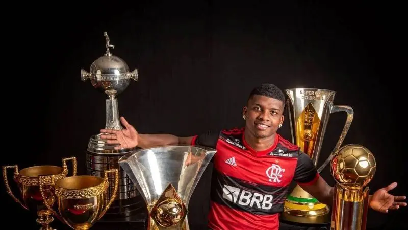Jovem atacante ainda vive dilema no Flamengo