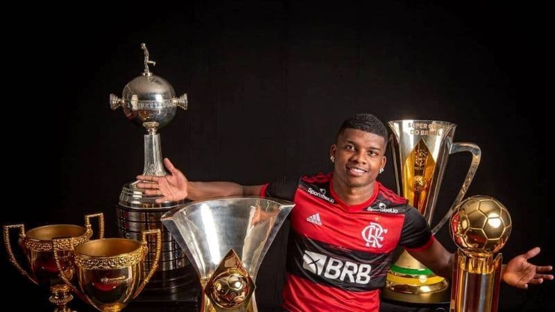 Jovem atacante ainda vive dilema no Flamengo