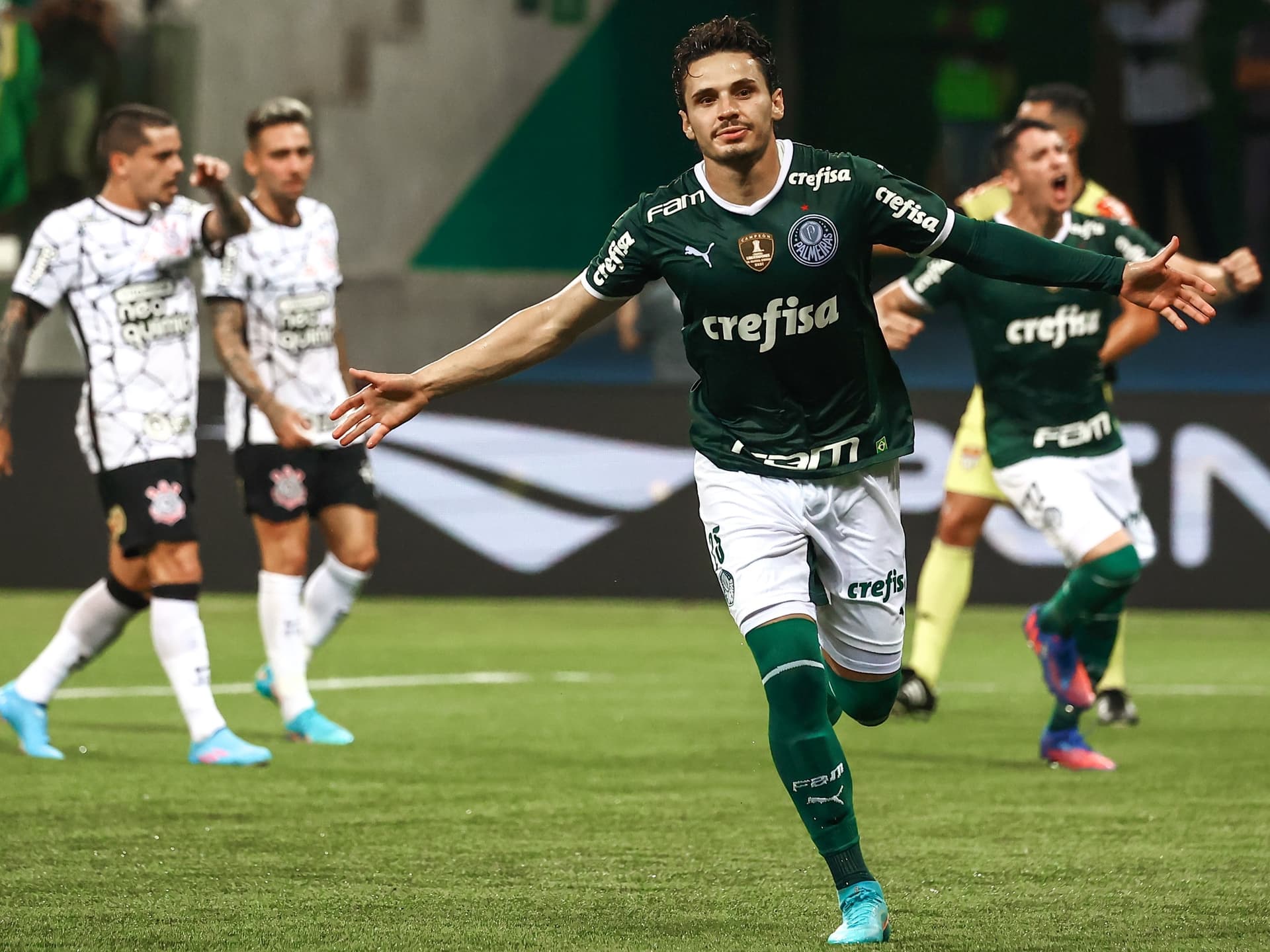 Juiz do clássico se mostrou perdido algumas vezes e marcou duas penalidades questionáveis
