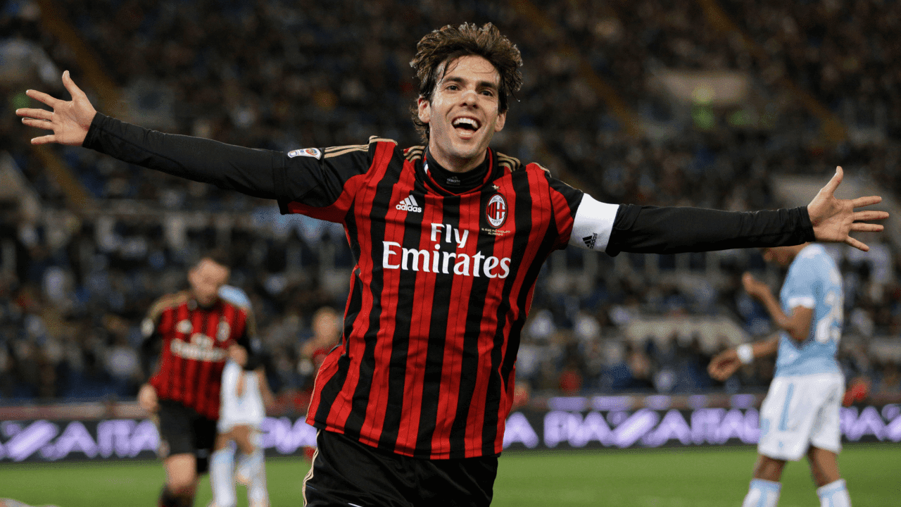Kaká, ex-jogador de futebol e um dos astros do esporte, continua a desfrutar dos privilégios de sua carreira mesmo após se aposentar