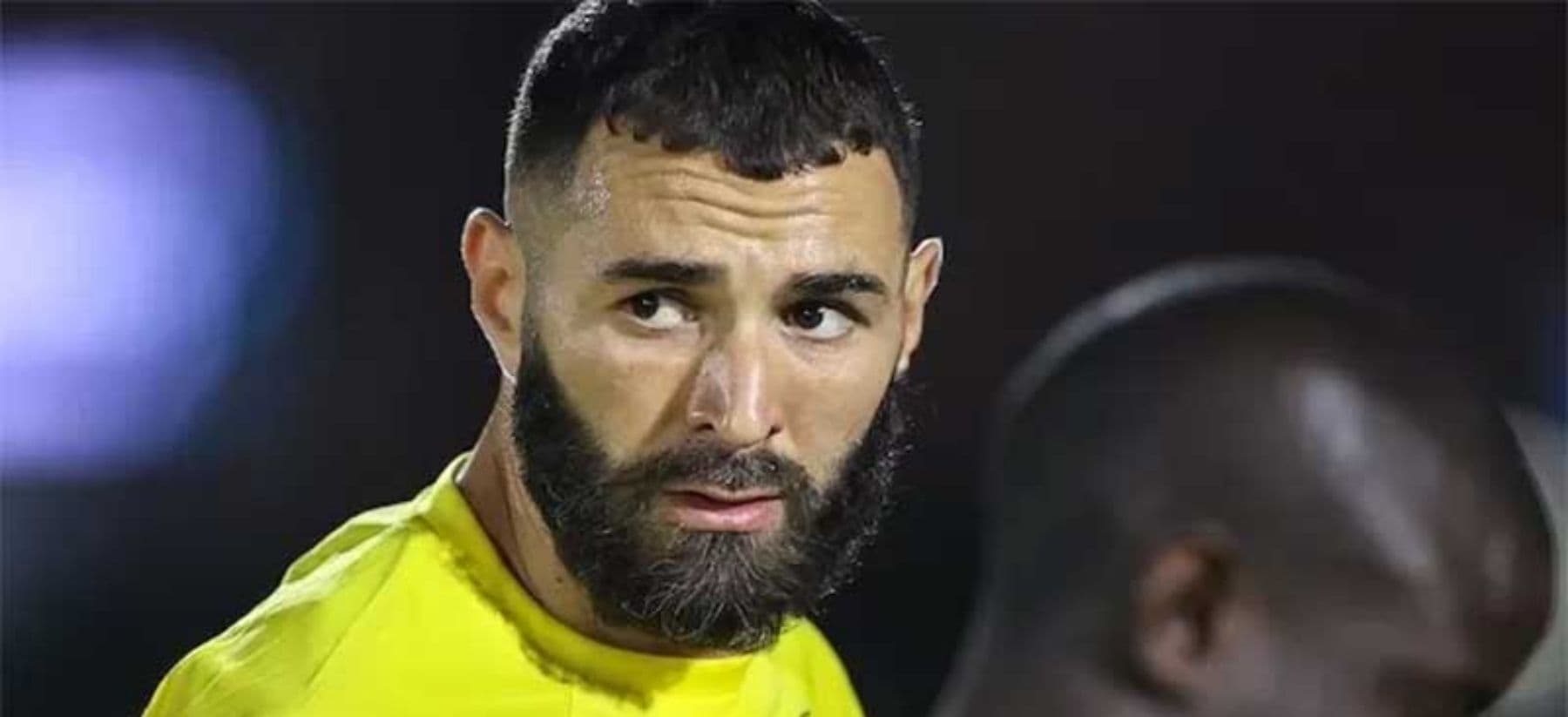 Karim Benzema aparece desanimado ao ouvir música do Al-Ittihad cantada por seus companheiros de time
