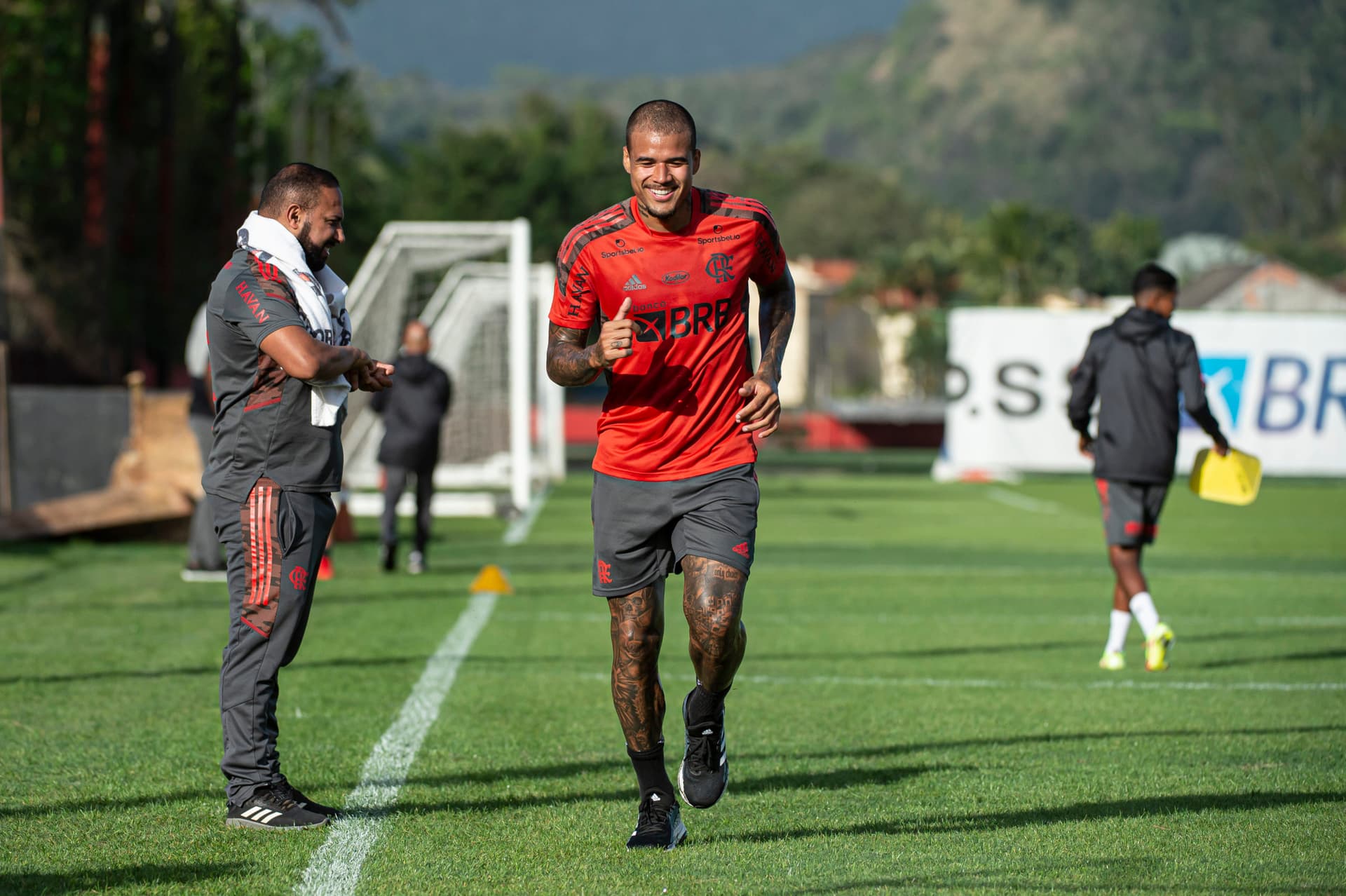 Kenedy luta para não ser a pior contratação da história do Flamengo
