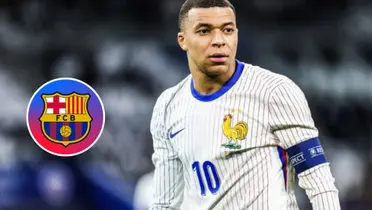 Kylian Mbappé e escudo do Barcelona