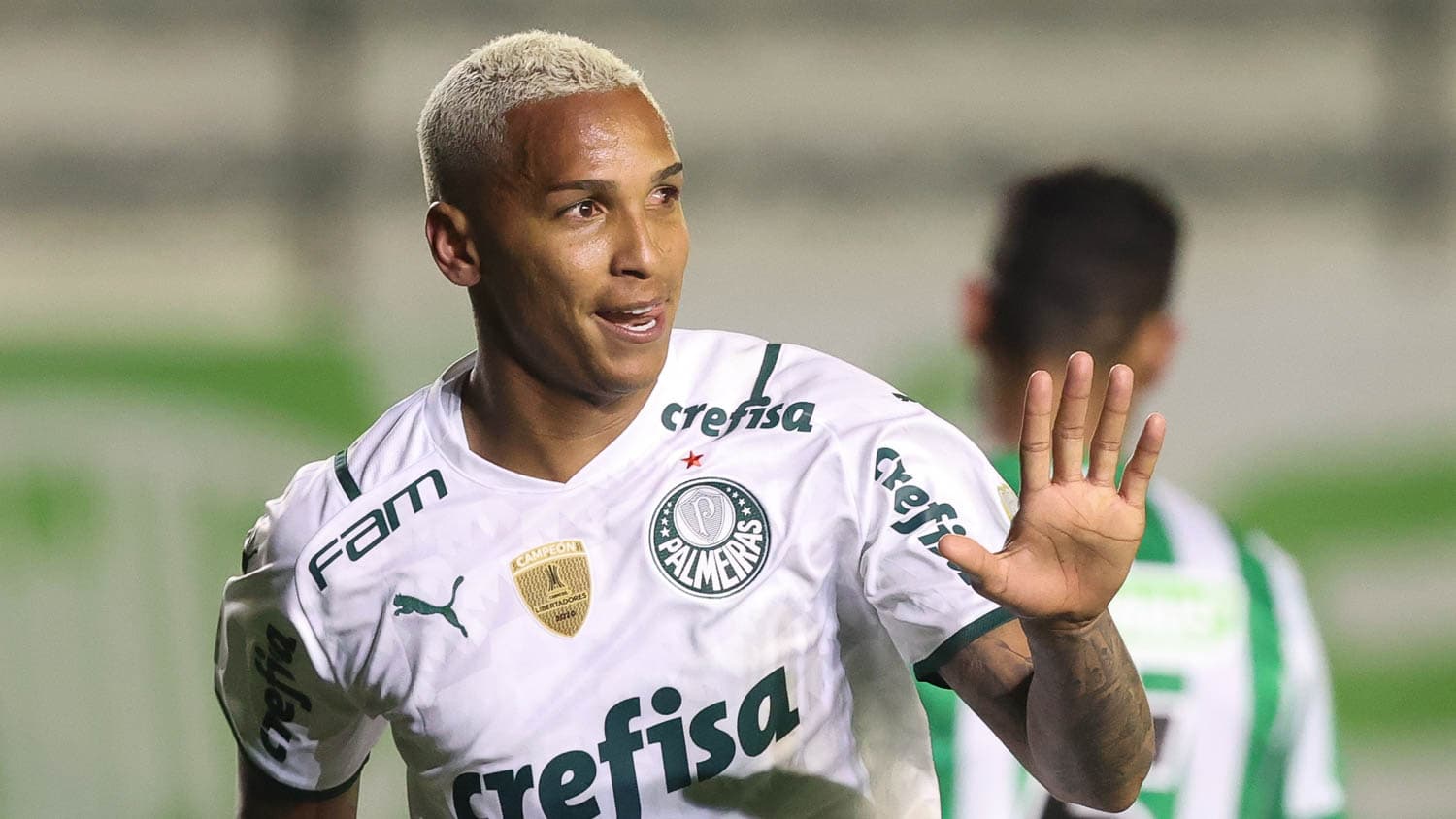 Lance do gol da classificação do Palmeiras é motivo de polêmica por invasão de Deyverson, que estava na reserva