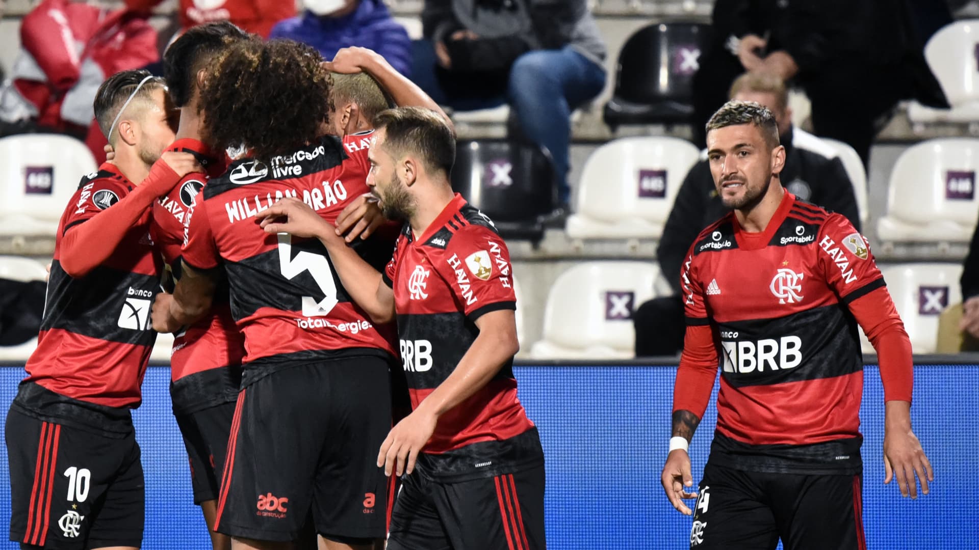 Lance ocorreu na metade do primeiro tempo e gerou 11 minutos de acréscimo
