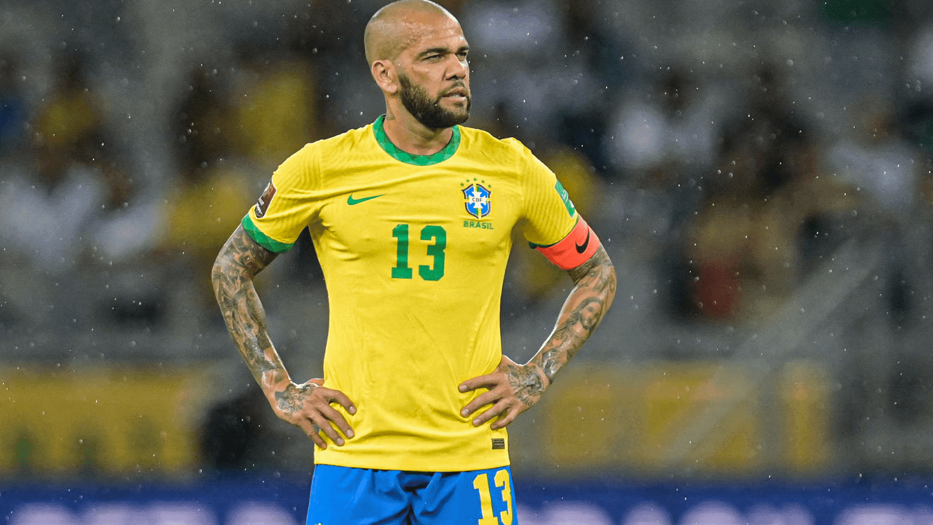 Lateral-direito foi titular no duelo contra Camarões e ainda recebeu a braçadadeira de capitão