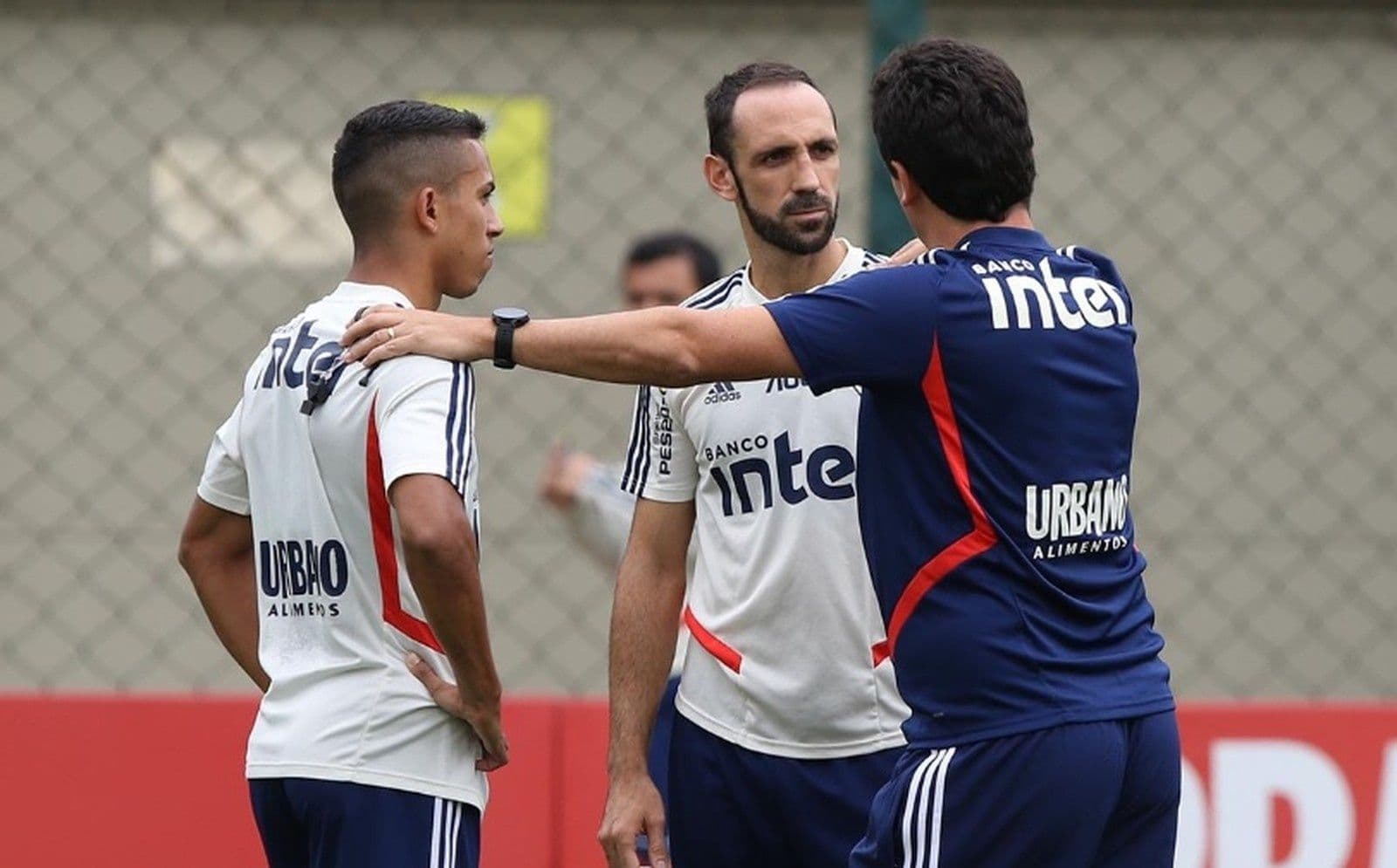 Lateral espanhol tem contrato até o fim do Brasileirão