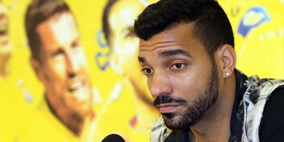 Lateral está encostado no Timão que ainda tem um ano de contrato