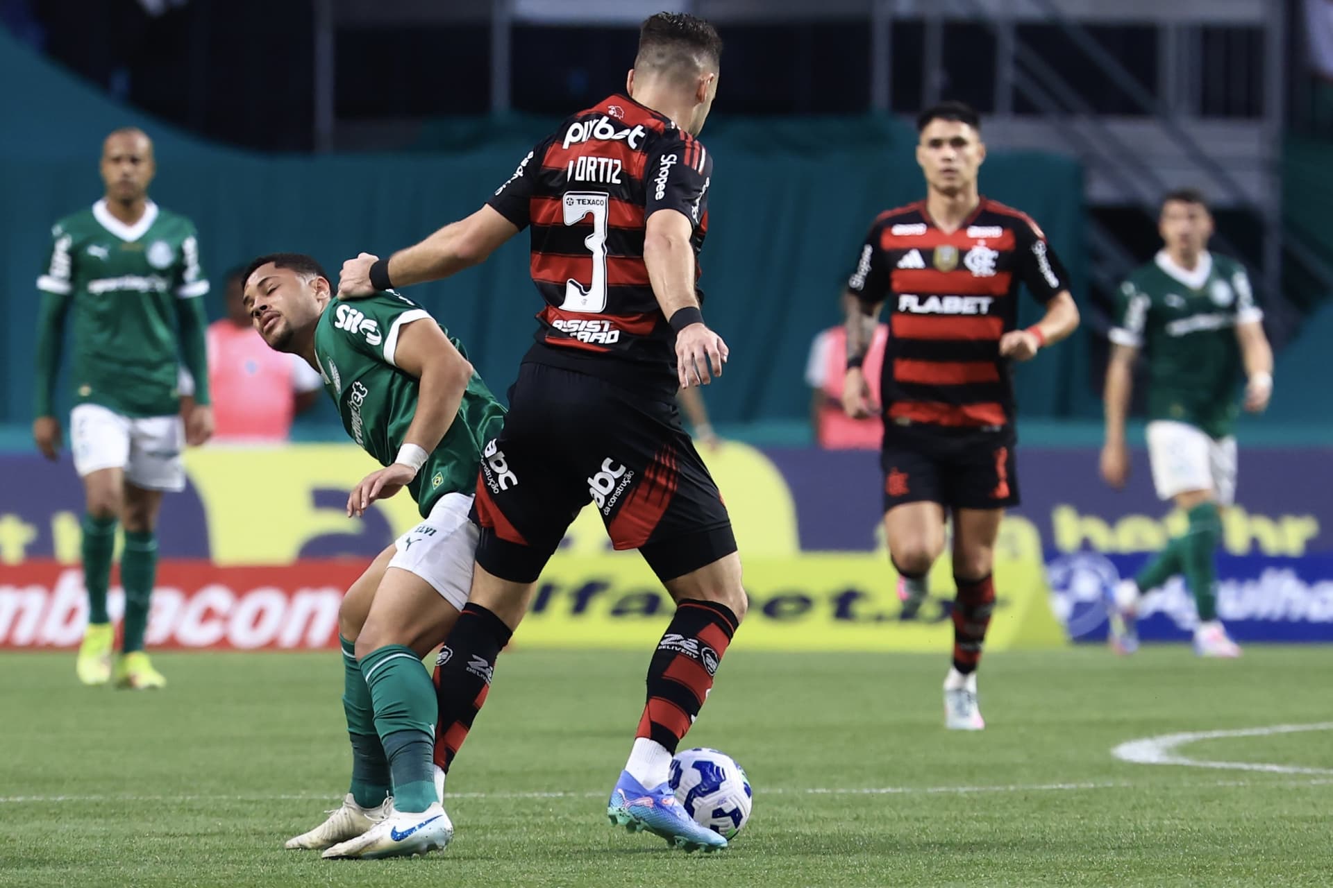 Léo Ortiz em ação pelo Flamengo. Foto: Marcelo Zambrana/AGIF