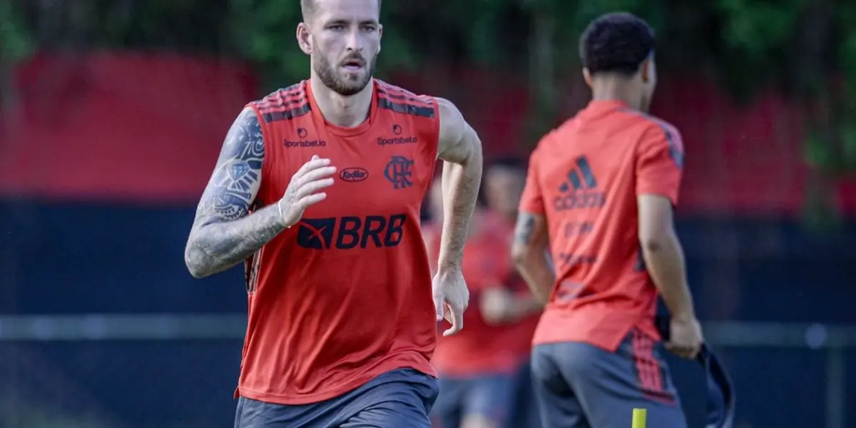 Léo Pereira entrou no lugar de David Luiz no segundo tempo, mas não terminou o duelo em campo