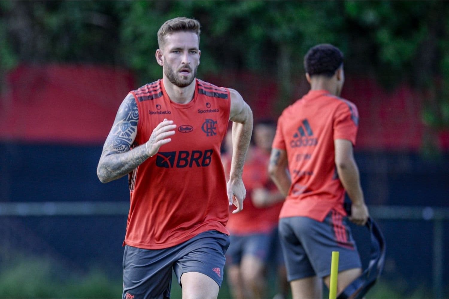 Léo Pereira entrou no lugar de David Luiz no segundo tempo, mas não terminou o duelo em campo