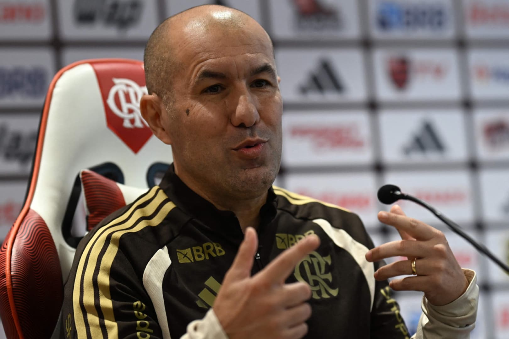 Leonardo Jardim, novo técnico do Flamengo, em apresentação no Ninho do Urubu (foto: MAURO PIMENTEL / AFP)