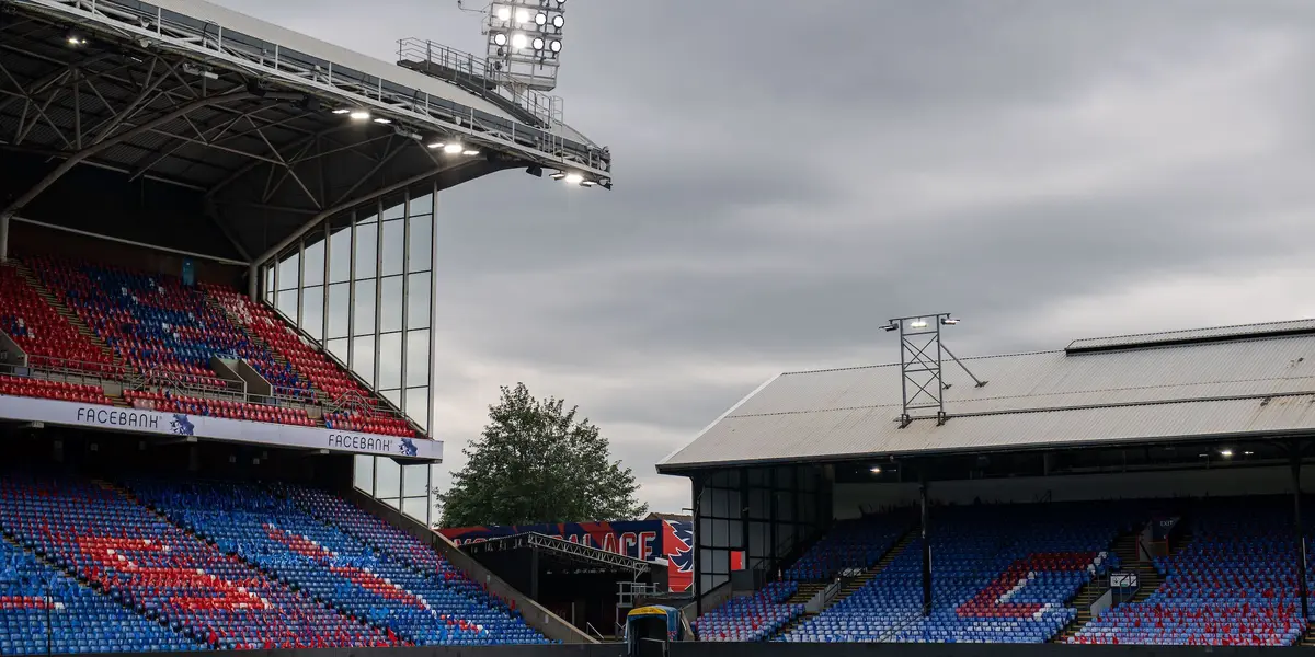 Líder da Premier League entra em campo nesta segunda-feira