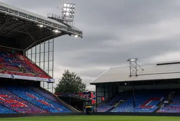 Líder da Premier League entra em campo nesta segunda-feira