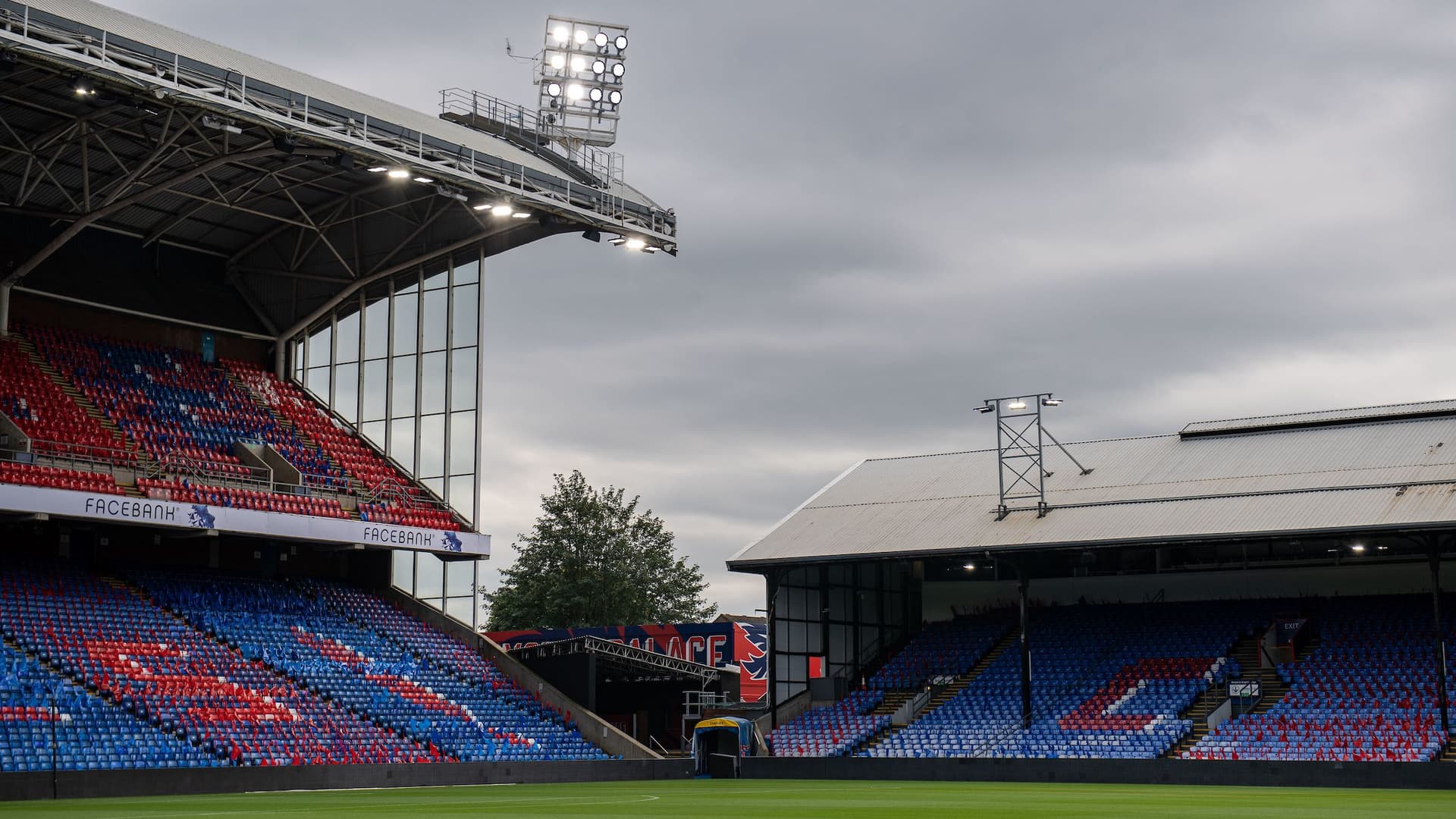 Líder da Premier League entra em campo nesta segunda-feira