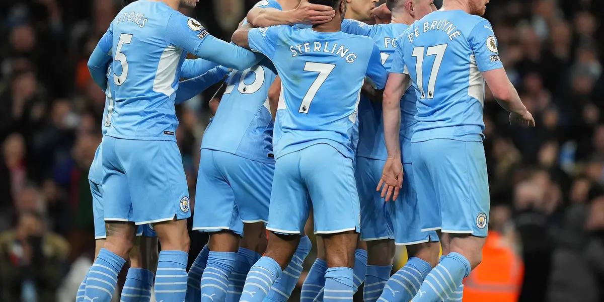 Lider do inglês tenta se manter a frente do segundo colocado Liverpool