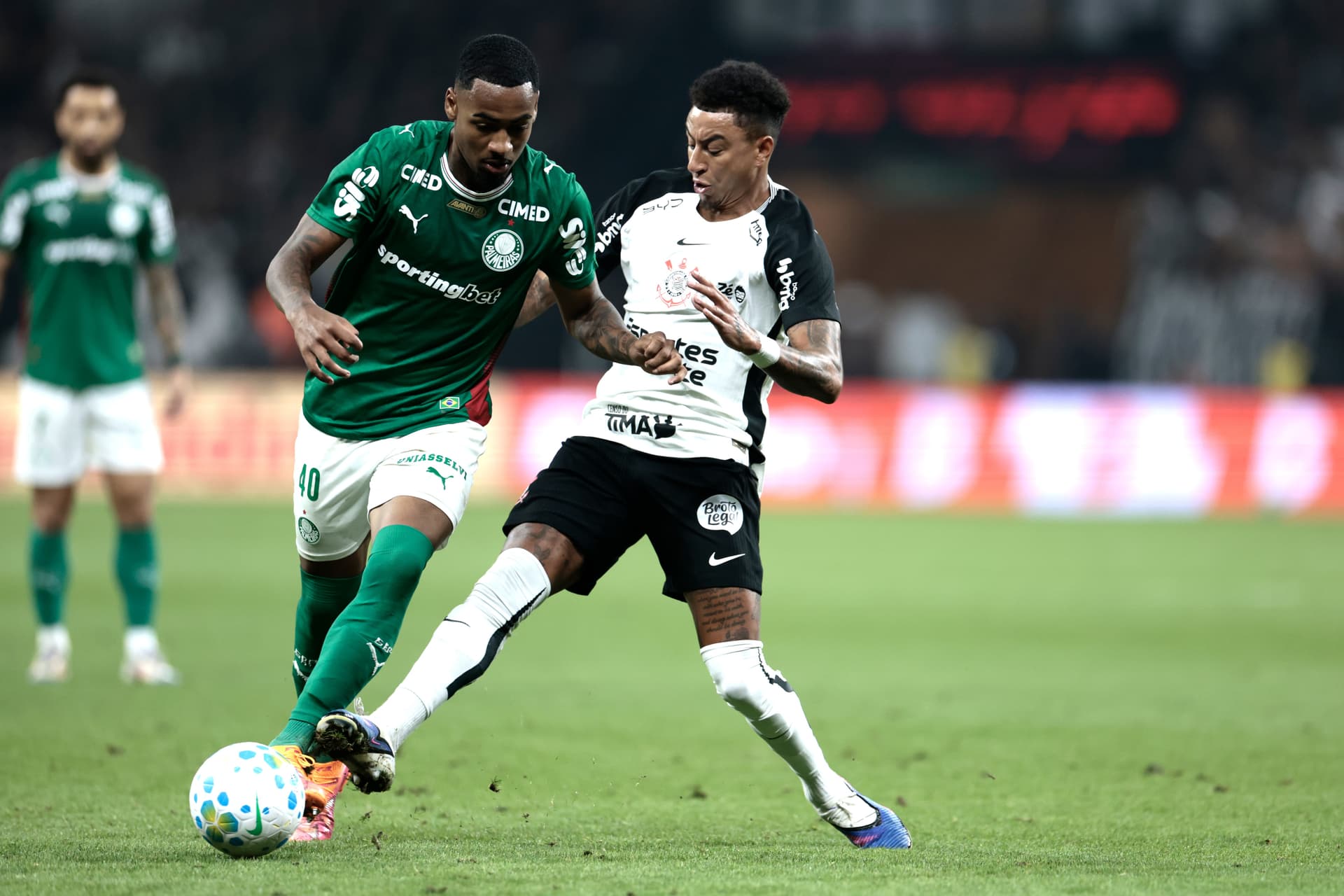 Lingard jogador do Corinthians disputa lance com Allan jogador do Palmeiras durante partida no estádio Arena Corinthians pelo campeonato Brasileiro A 2026. Foto: Marcello Zambrana/AGIF