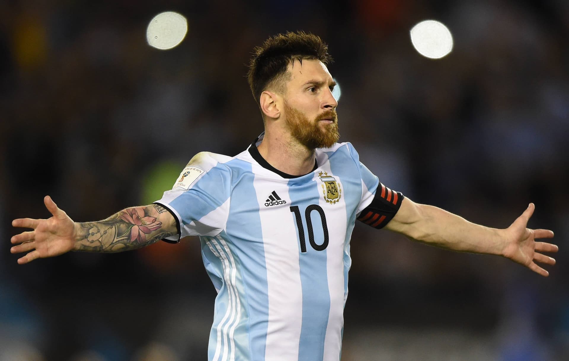 Lionel Messi recebia o maior salário do futebol mundial até sua saída do Barcelona, que foi confirmada nesta quinta-feira (5)