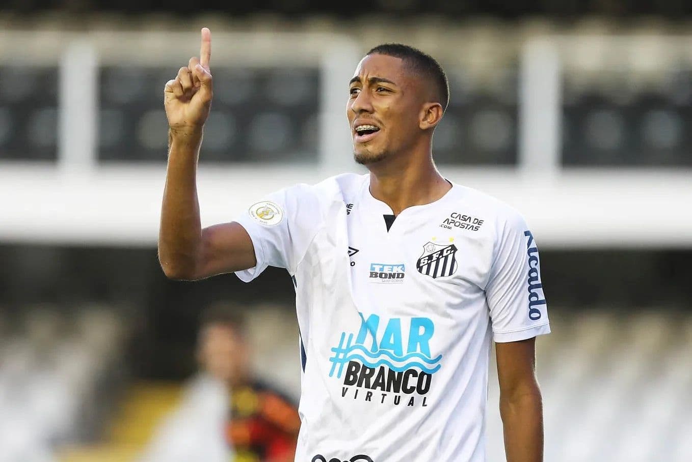 Luan assinou com o clube praiêro