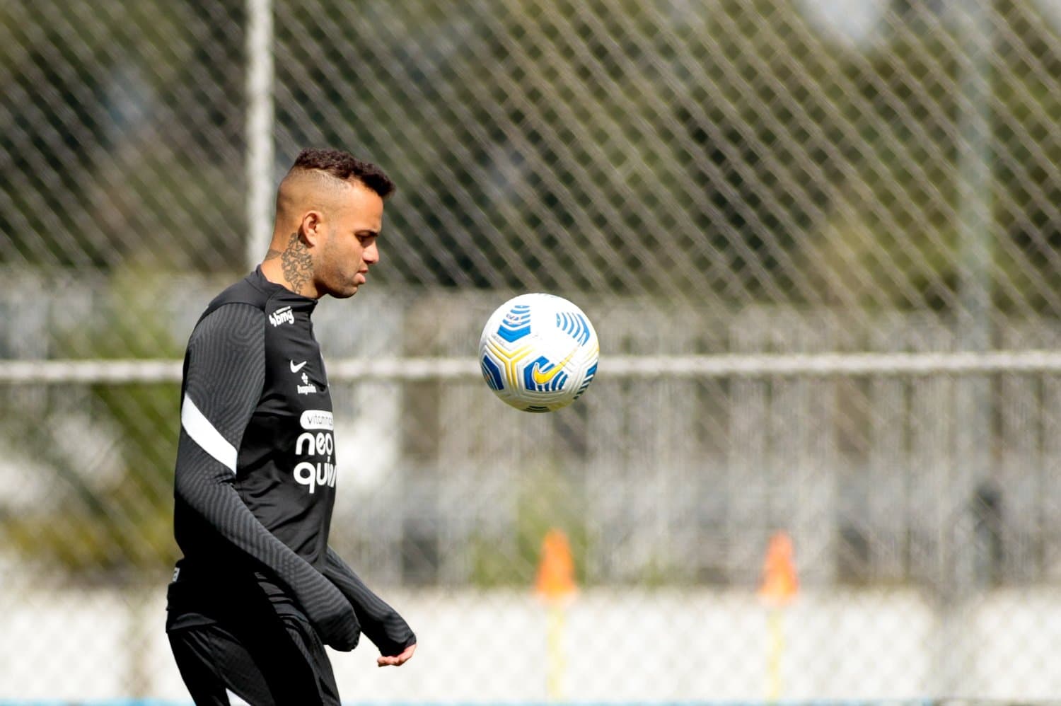 Luan perde totalmente seu espaço após Corinthians contratar os melhores jogadores do mercado e pode voltar ao Grêmio
