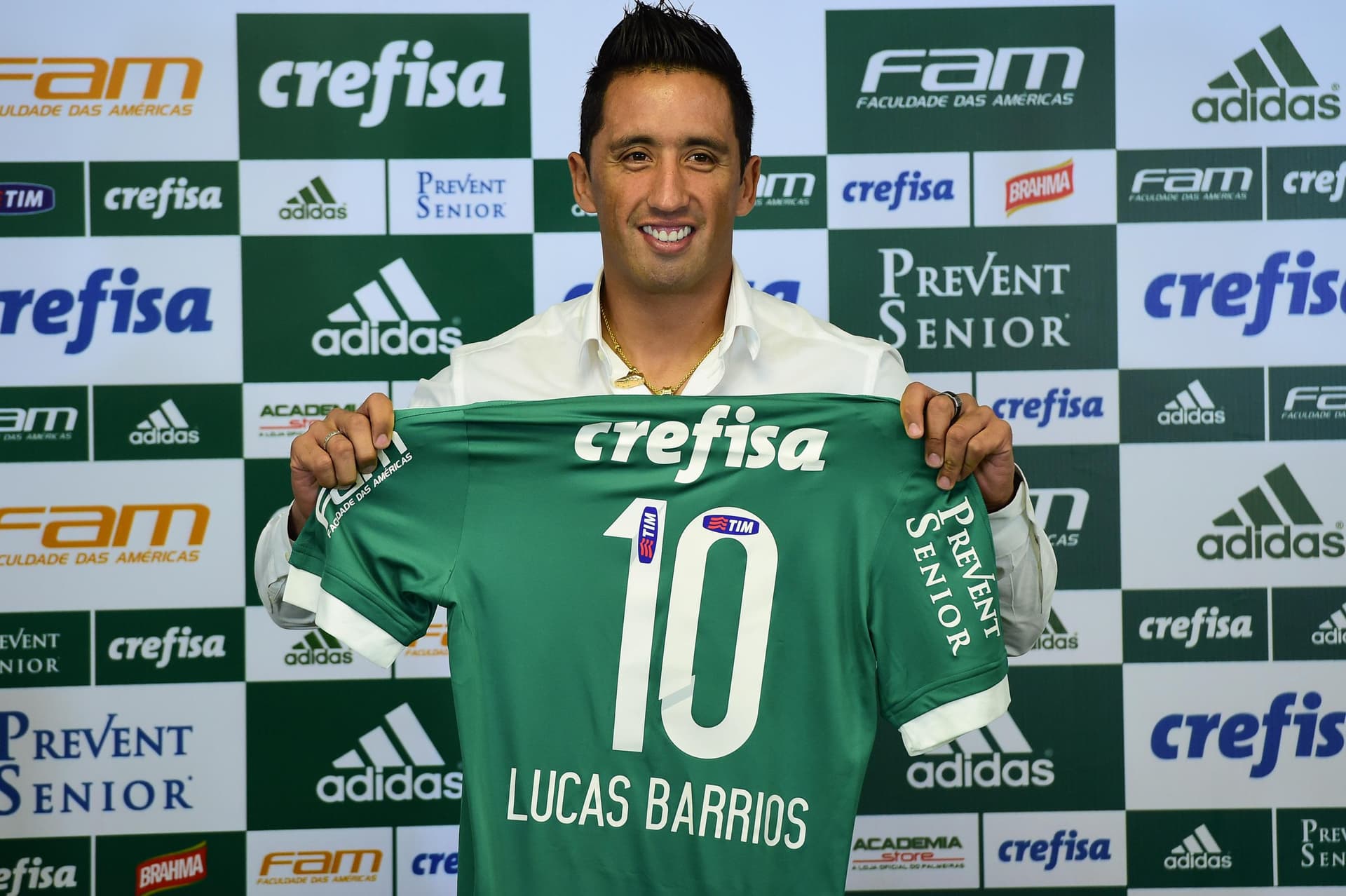 Lucas Barrios não teve a passagem dos sonhos pelo Palmeiras e se transformou em um peregrino no futebol