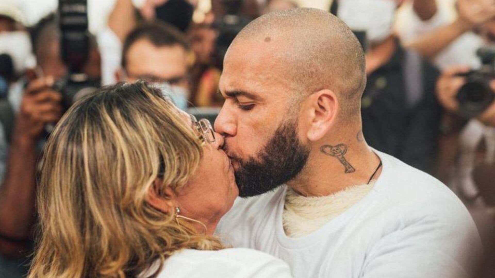 Lúcia Alves, mãe do jogador Daniel Alves, recentemente expressou uma revelação sobre a detenção de seu filho, que é acusado
