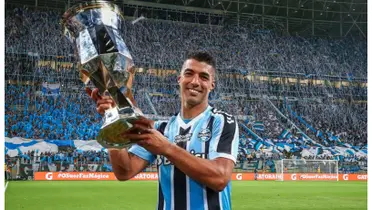 Luis Suárez com a camisa do Grêmio