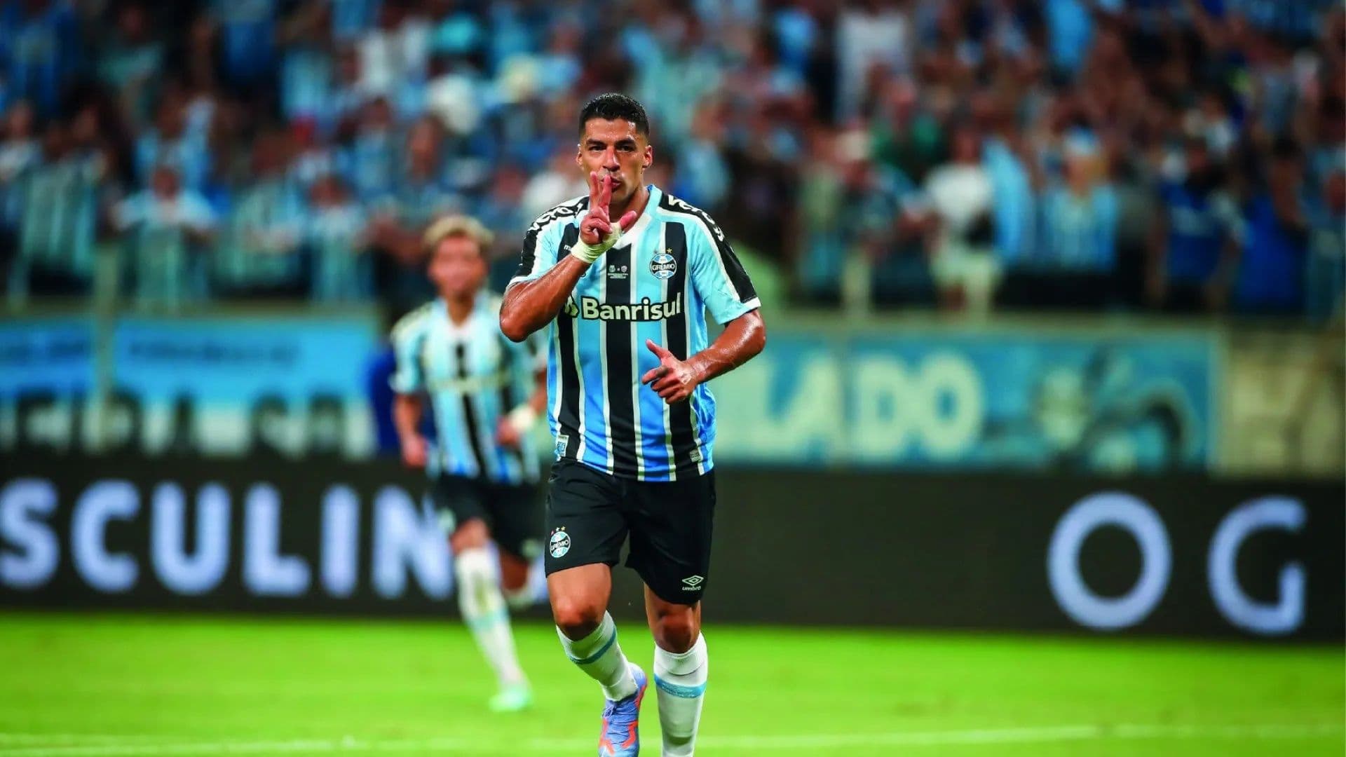 Luis Suárez, o destacado craque uruguaio, está conquistando o status de ídolo no Grêmio e se adaptando mais à cidade de Porto Alegre