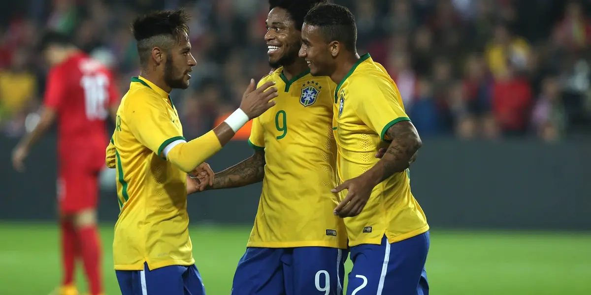 Luiz Adriano, atacante do Internacional, já fez cinco gols em uma mesma partida pela Champions League, feito que somente Messi e Halland conseguiram